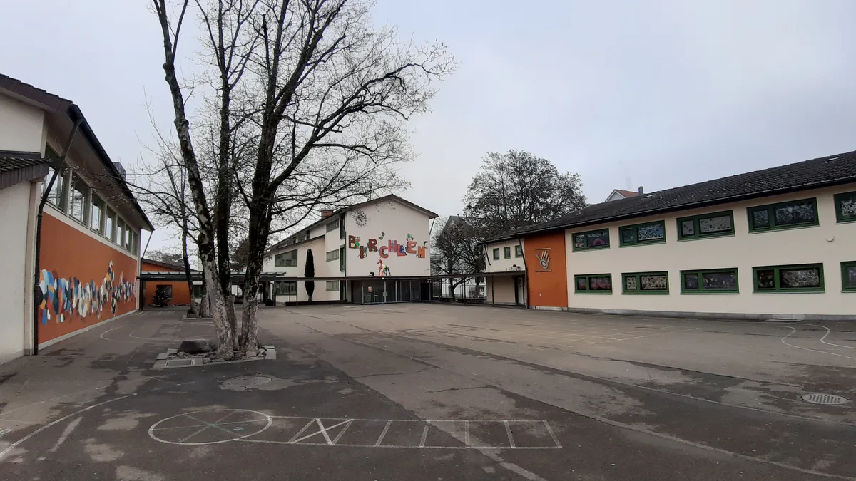 Nicht zu übersehen: Das Schulhaus Birchlen – hier der Pausenplatz – ist in die Jahre gekommen. (Archiv) Aussenansicht eines Schulhauses mit Pausenplatz.